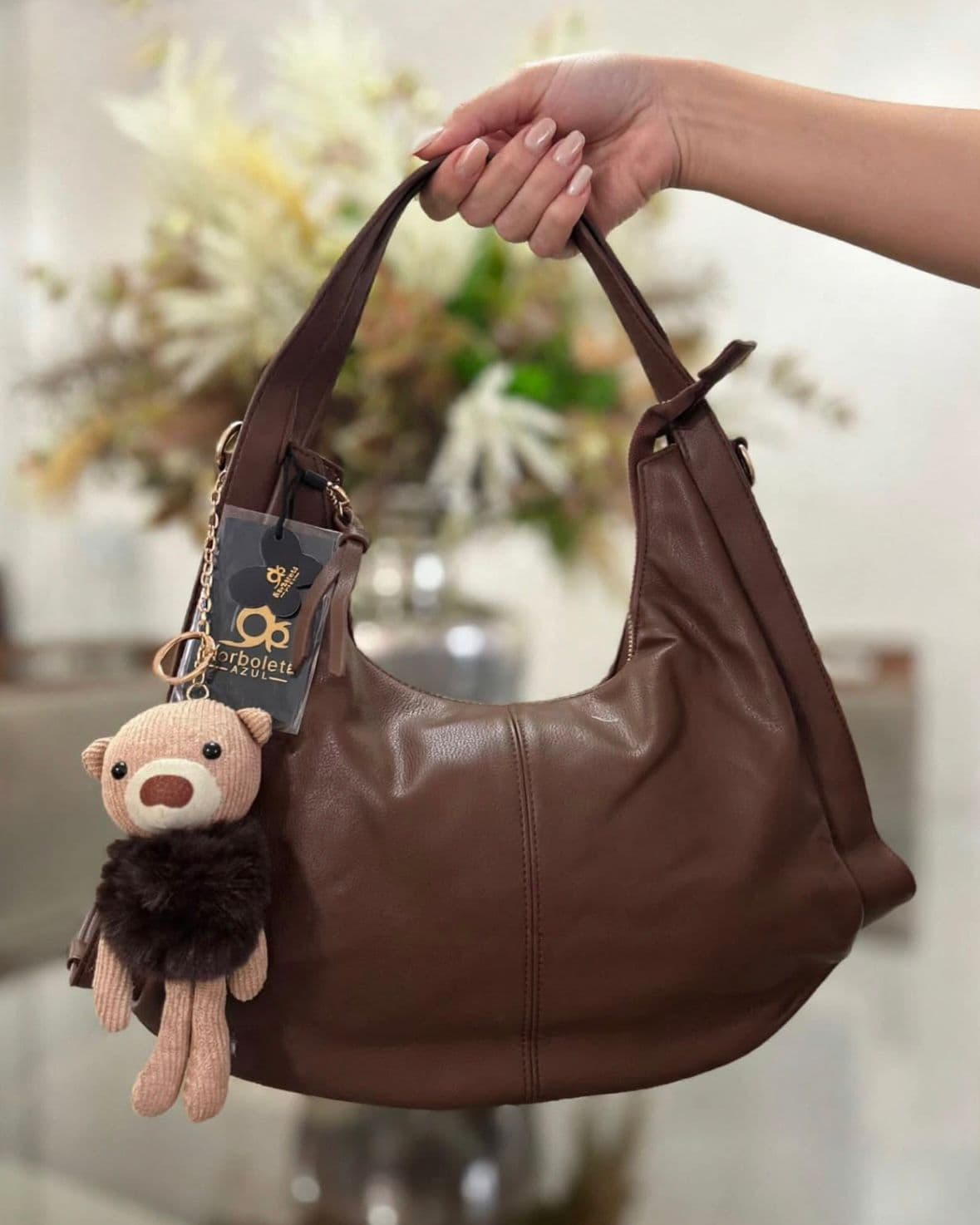 Bolsa selecionada pela Lu Bolsas, com chaveiro ursinho
